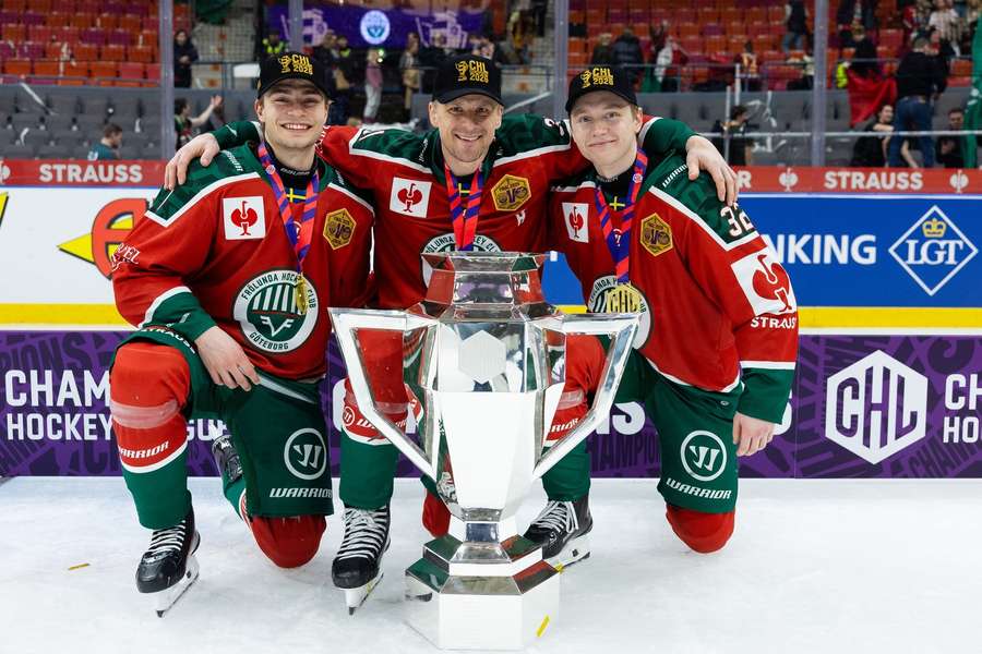 Isac Born, Nicklas Lasu and Noah Hasa with the CHL trophy Isac Born, Nicklas Lasu and Noah Hasa with the CHL trophy