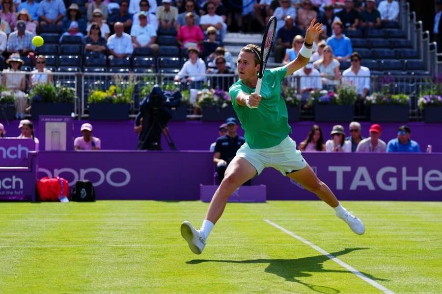 Sebastian Korda se na trávě cítí velmi dobře.