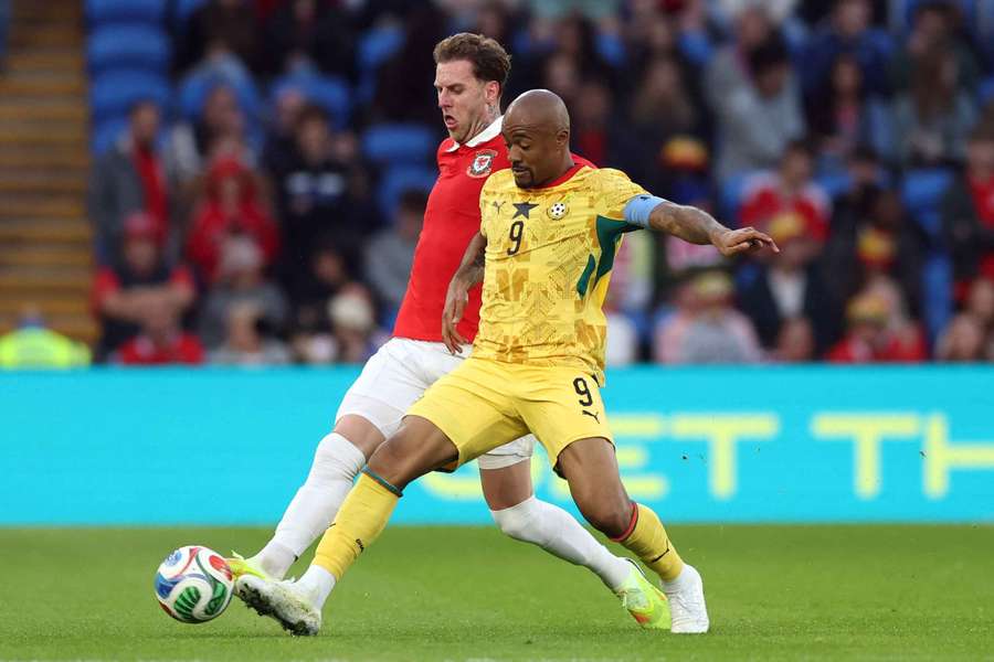 Jordan Ayew (r.) im Zweikampf mit Joe Rodon Jordan Ayew (r.) im Zweikampf mit Joe Rodon