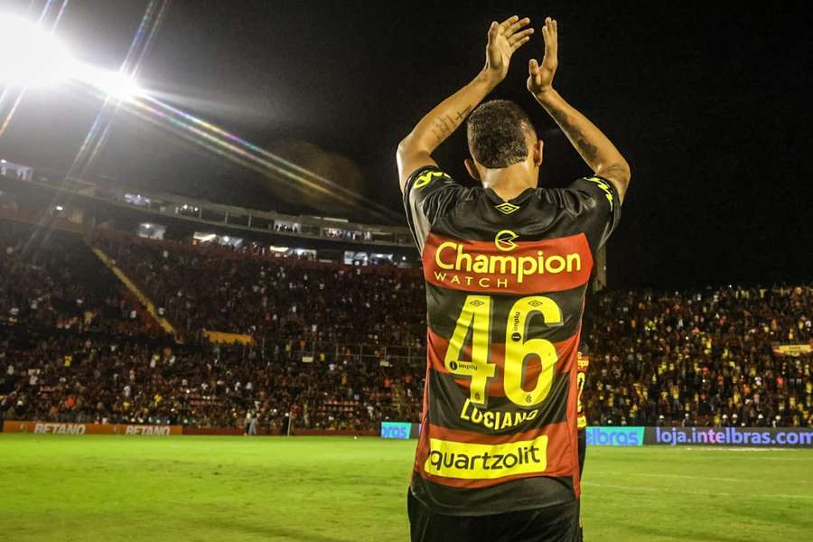 Luciano Juba celebra vitória na Ilha