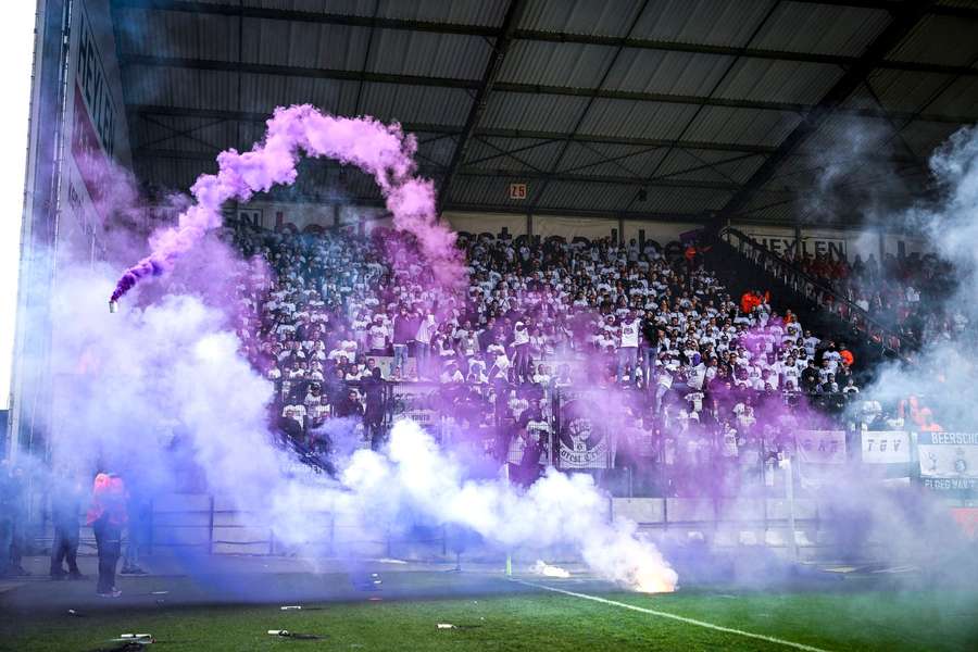 Supporters gooiden vuurwerk op het veld