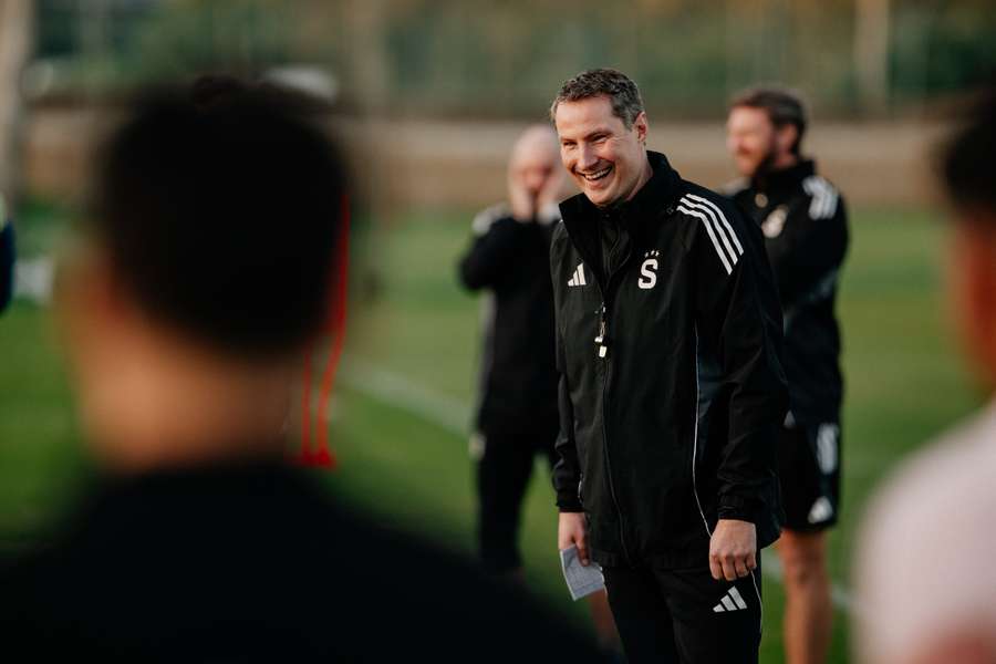 Trenér Sparty Brian Priske během tréninku v Marbelle.