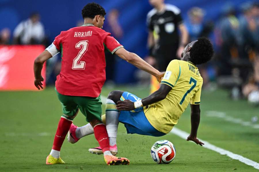 "L’arbitre doit l’expulser", Ibrahimović hallucine après le tacle d'Hakimi sur Vinicius