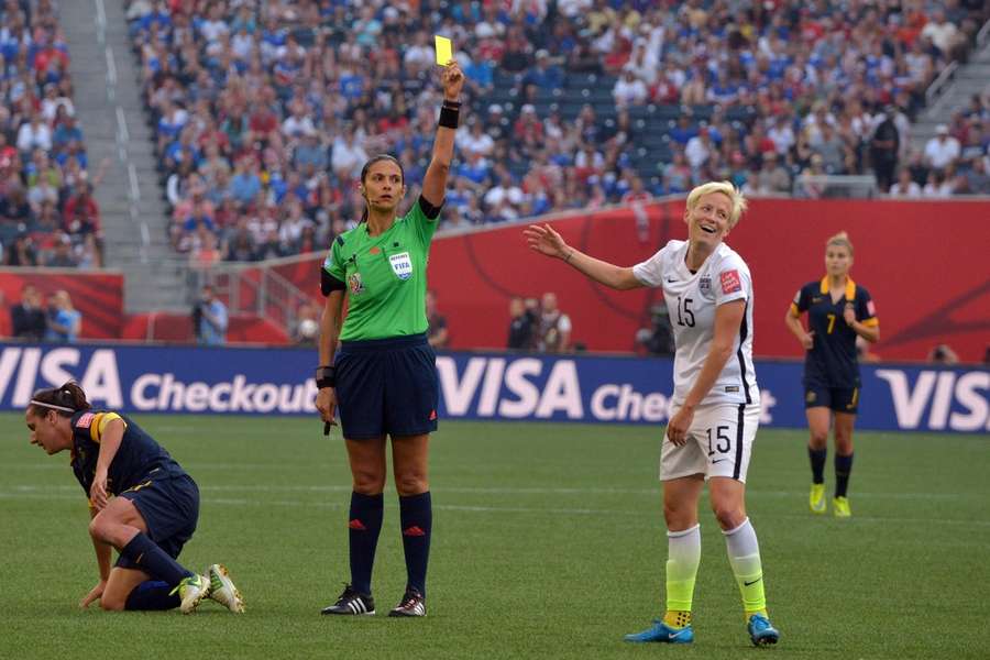 Megan Rapinoe se toma con ironía la tarjeta amarilla mostrada por la árbitra del partido