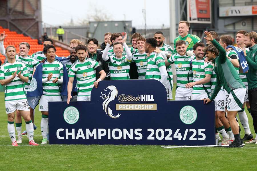 Il Celtic festeggia la vittoria del titolo