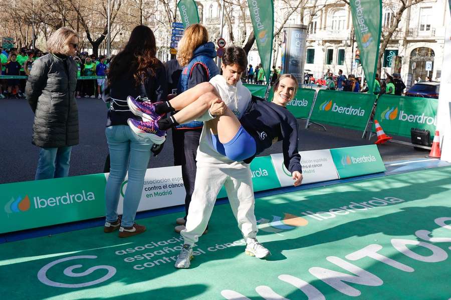 Verdeliss es cogida en brazos por la atleta María Pérez