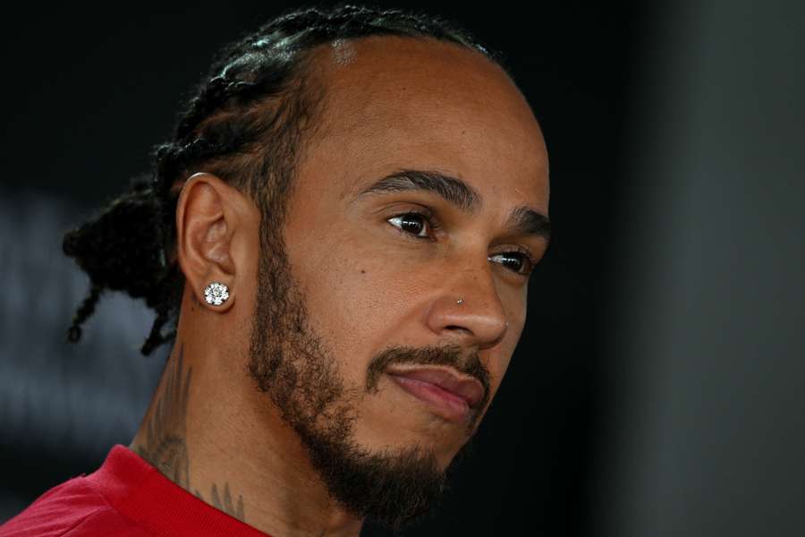 Lewis Hamilton devant la presse.