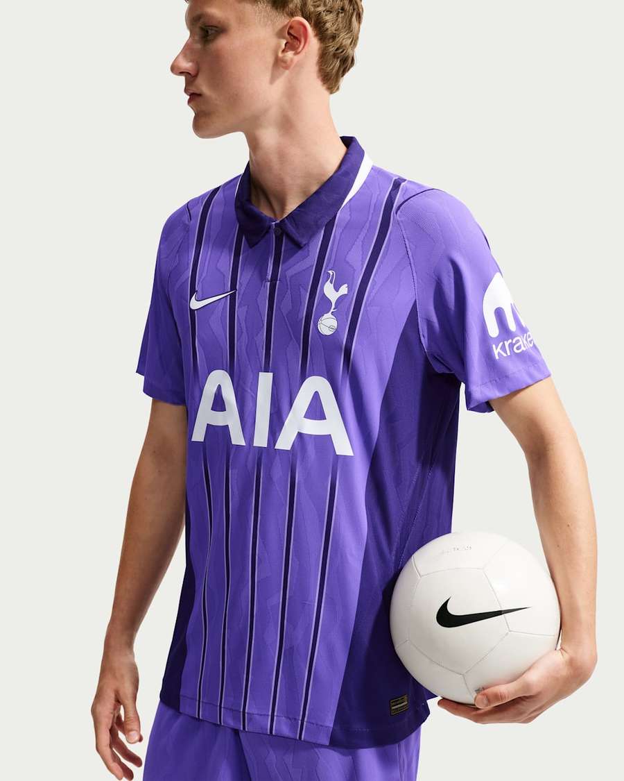 Trzecia koszulka Tottenhamu. Trzecia koszulka Tottenhamu.