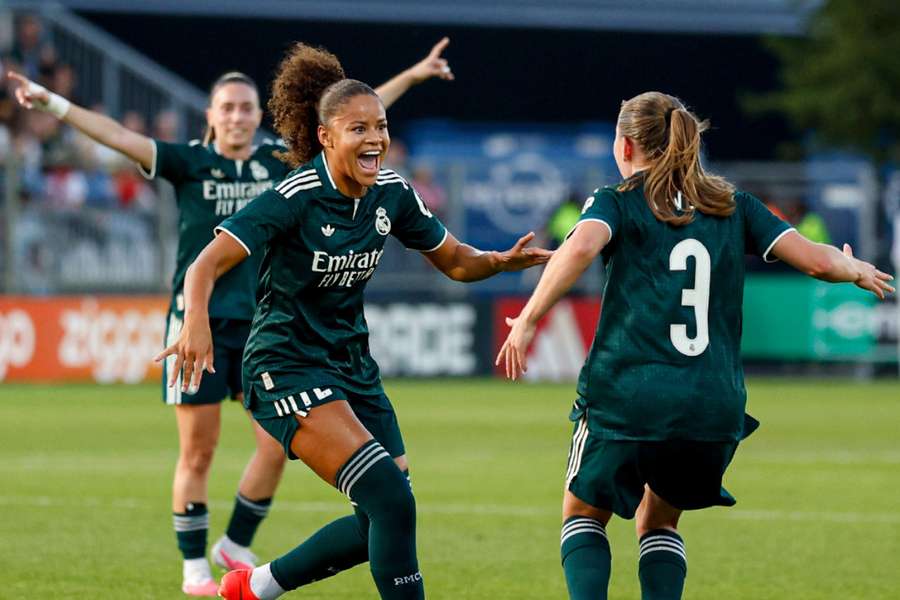 Felicia Schroder celebra su gol de falta