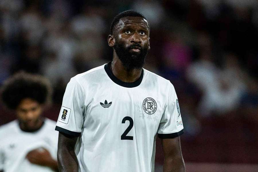 Antonio Rüdiger ist erneut zum Zuschauen gezwungen.
