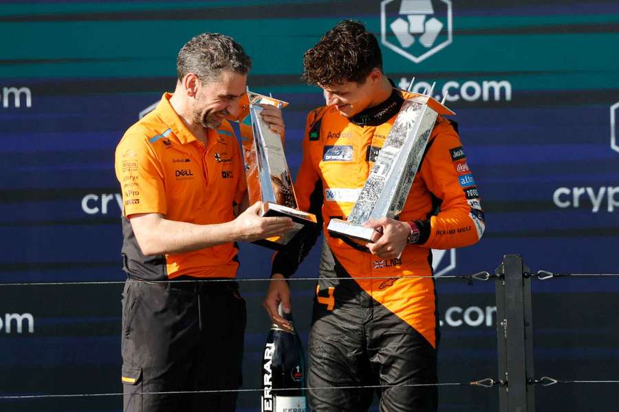 Lando Norris și Andrea Stella pe podium