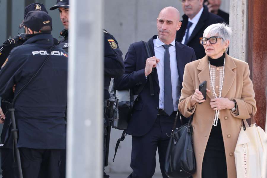 Luis Rubiales y su abogada, a la salida del tribunal