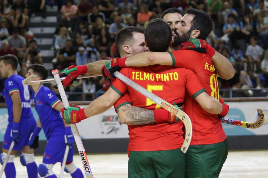 A festa dos jogadores portugueses após o golo de Henrique Magalhães