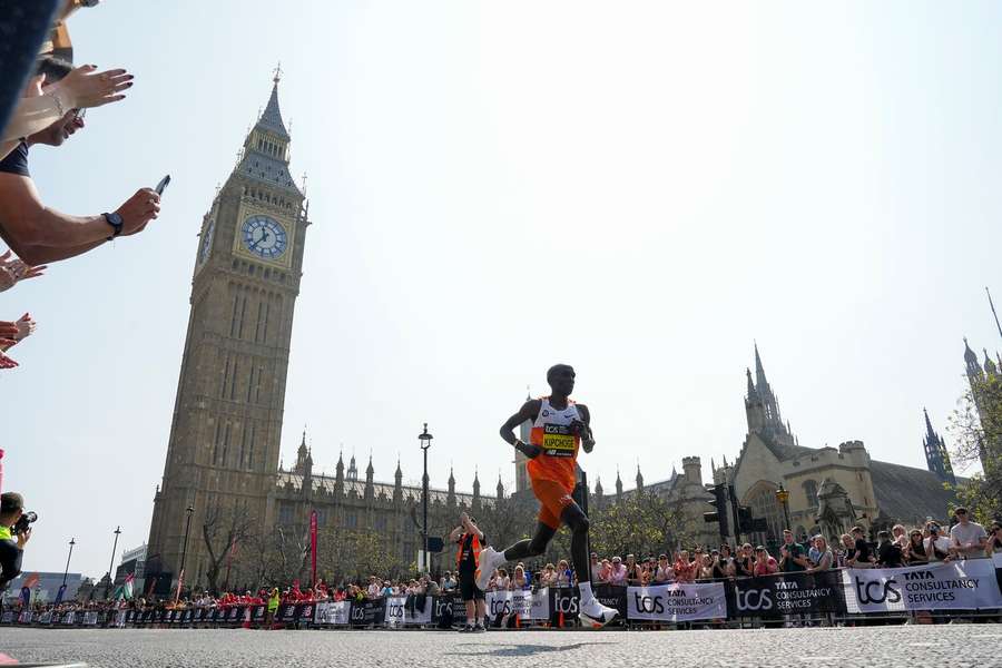 Eliud Kipchoge po maratonie w Londynie nie wyklucza, że był to jego ostatni bieg Eliud Kipchoge po maratonie w Londynie nie wyklucza, że był to jego ostatni bieg
