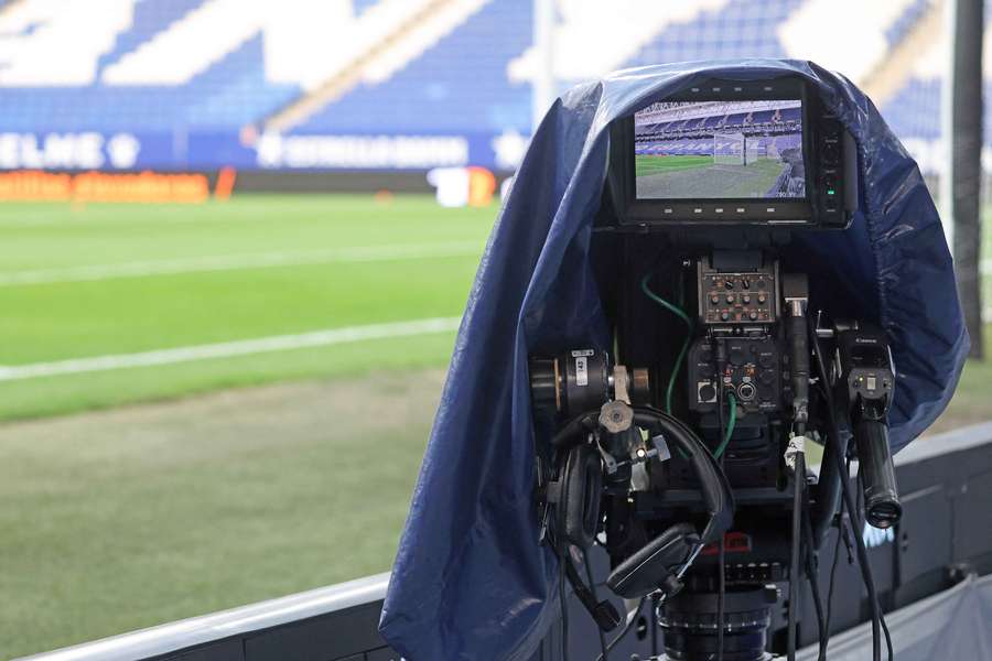 Una cámara apunta al césped del RCDE Stadium