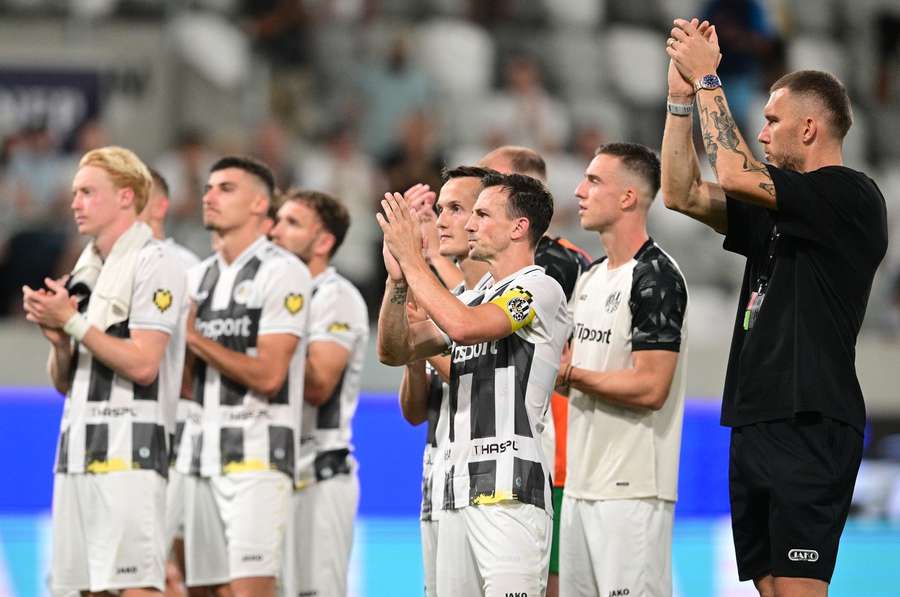 Hradečtí fotbalisté děkují fanouškům. Hradečtí fotbalisté děkují fanouškům.