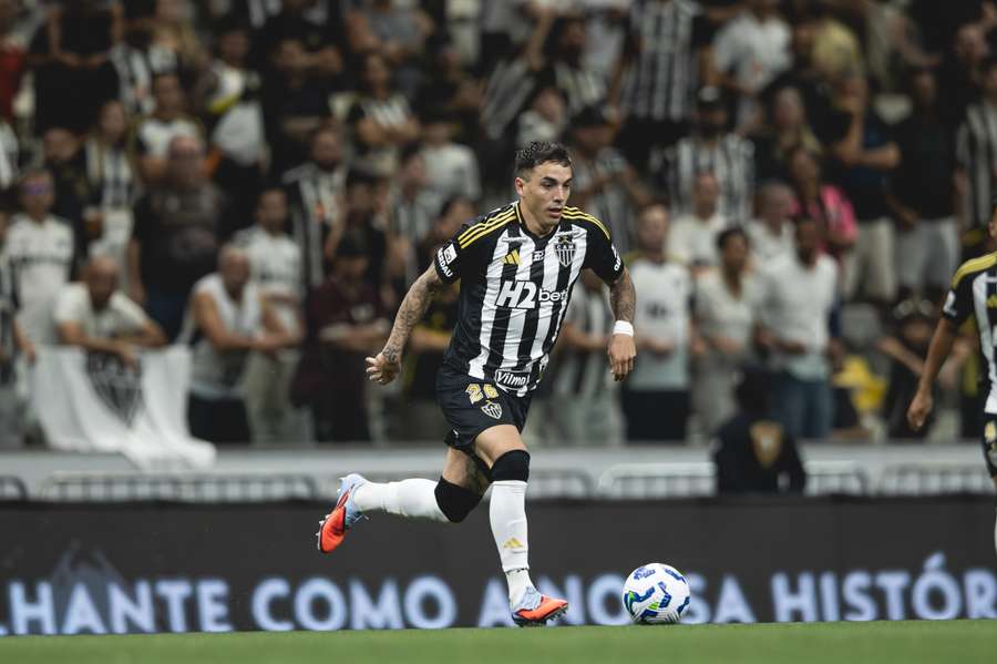Saravia pode fazer função de zagueiro pelo lado direito Saravia pode fazer função de zagueiro pelo lado direito