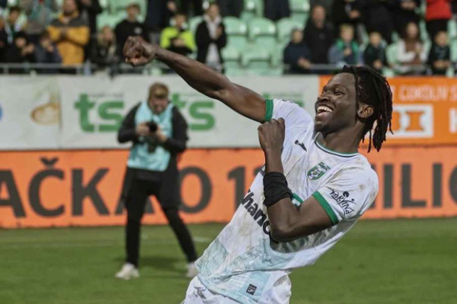 Obránce Karviné Aboubacar Traoré 