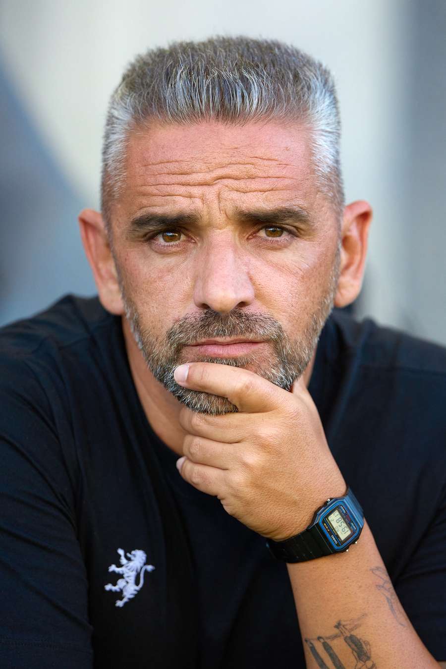 Rui Borges sur le banc, avec sa montre Casio Rui Borges sur le banc, avec sa montre Casio