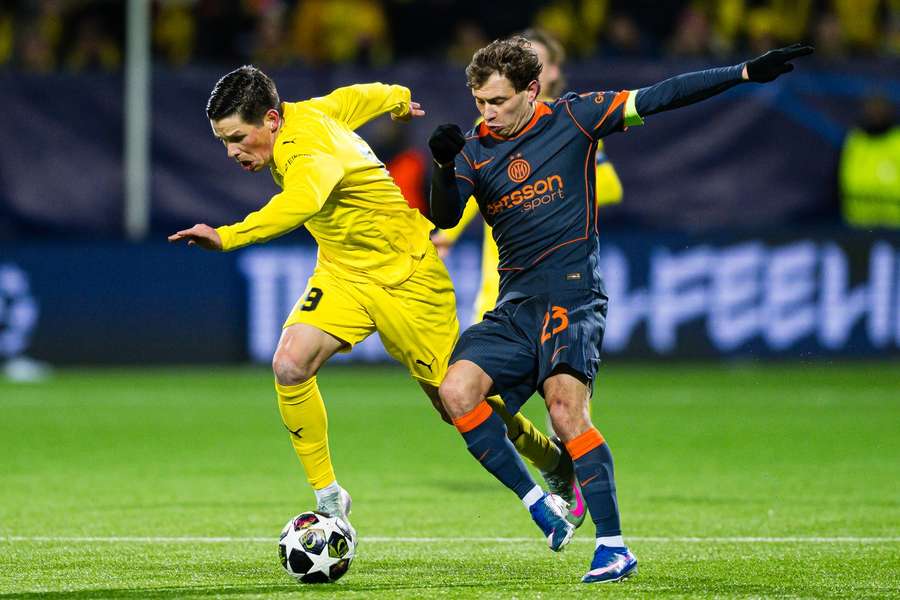 Sondre Brunstad Fet and Nicolò Barella battle for the ball during the UEFA Champions League clash