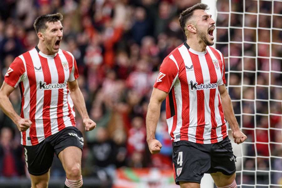 Aitor Paredes e Dani Vivian festejam o primeiro golo do Athletic Bilbao contra o Villarreal
