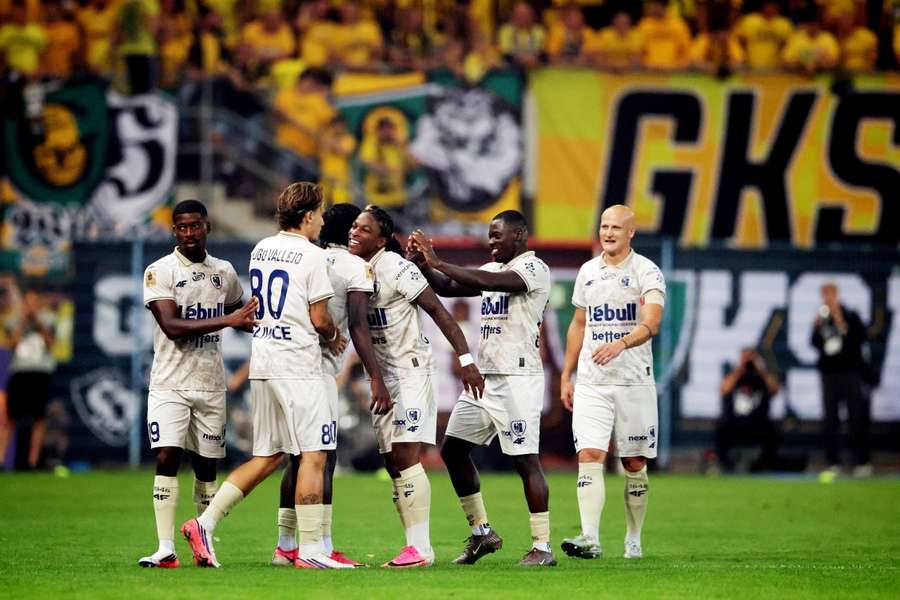 Kapitalny gol Vallejo pogrążył GKS Katowice, pewna wygrana Piasta w derbach