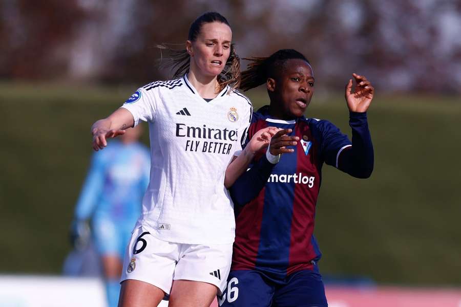 Bernadette Amani (r.) im Zweikampf mit Real-Spielerin Sandie Toletti