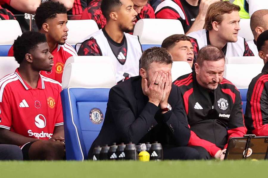 Michael Carrick verzweifelt an der Leistung seiner Mannschaft. Michael Carrick verzweifelt an der Leistung seiner Mannschaft.