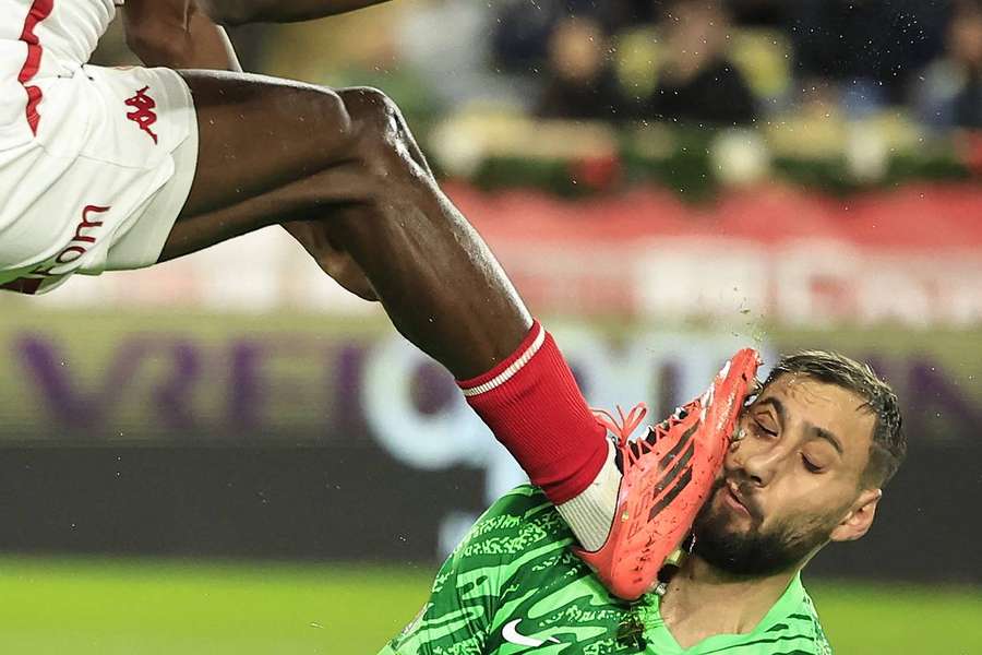 Gianluigi Donnarumma v okamžiku, kdy ho Wilfried Singo zasáhl kopačkou do obličeje. 