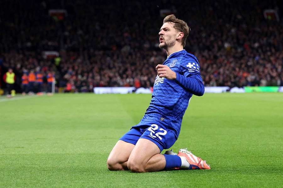 Kiernan Dewsbury-Hall rozhodl jediným gólem o výhře Evertonu nad Manchesterem United. Kiernan Dewsbury-Hall rozhodl jediným gólem o výhře Evertonu nad Manchesterem United.