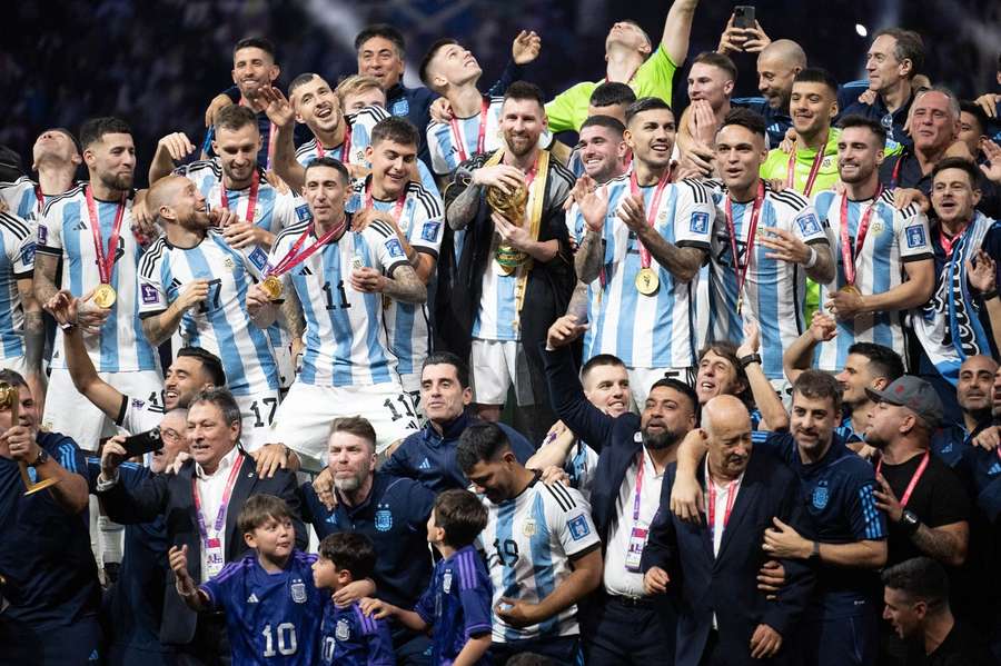 Argentínski hrdinovia s trofejou pre majstra sveta. 