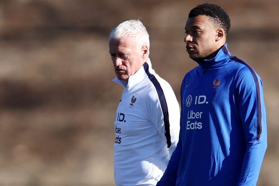 Deschamps (à g.) et Mbappé (à dr.) à l'entraînement de l'équipe de France