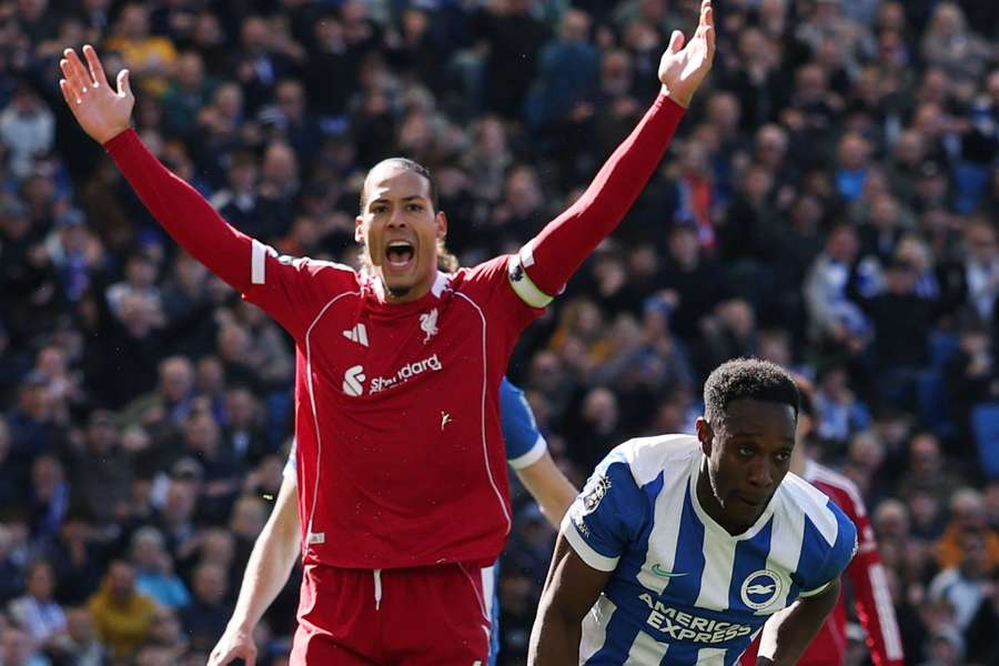 Van Dijk e Welbeck em Brighton x Liverpool, pela Premier League