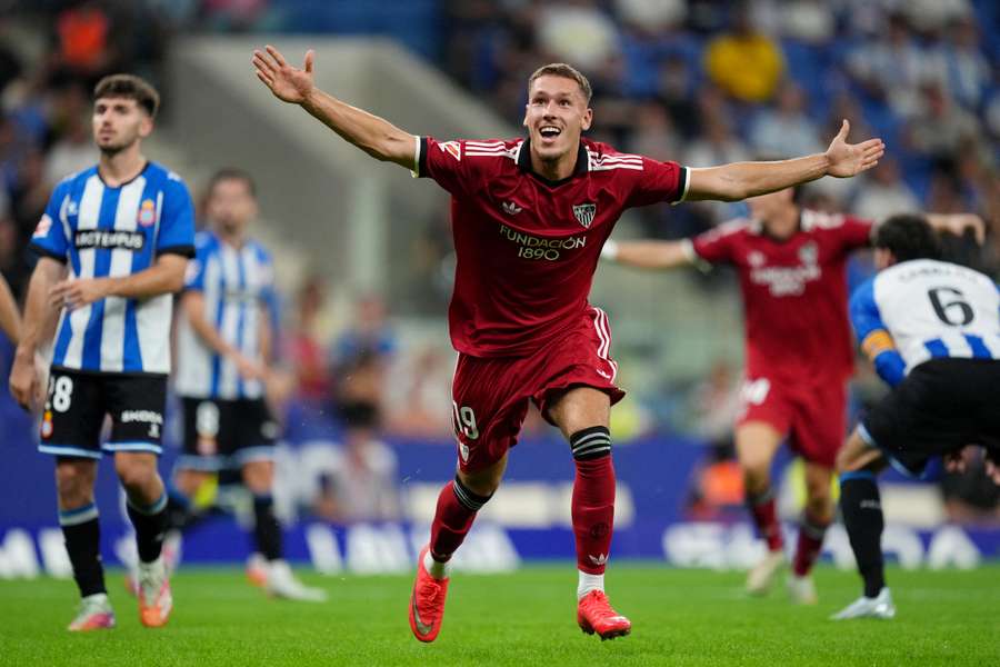 Stassin celebra su gol en su partido de debut