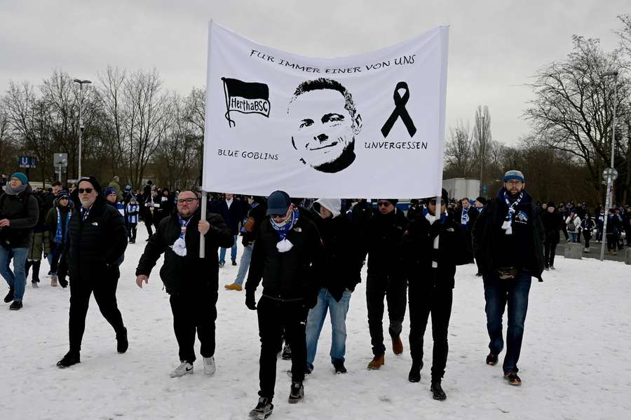 Mit mehreren Banner laufen die Hertha-Fans zum Stadion.