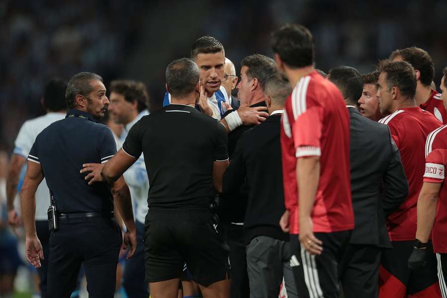 Bednarek com Marco Silva no FC Porto-Benfica Bednarek com Marco Silva no FC Porto-Benfica