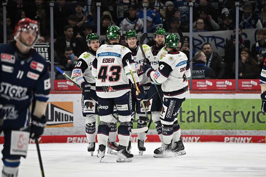 Die Eisbären jubeln über ein Tor.