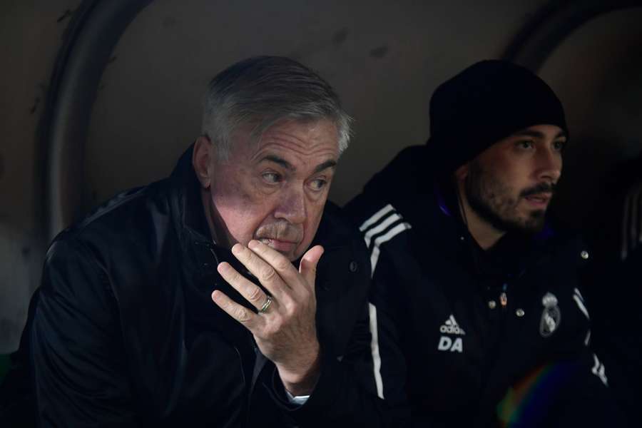 Carlo y Davide Ancelotti en el banquillo del Real Madrid
