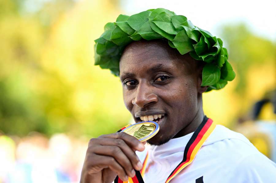 Sabastian Sawe celebra ouro em Berlim