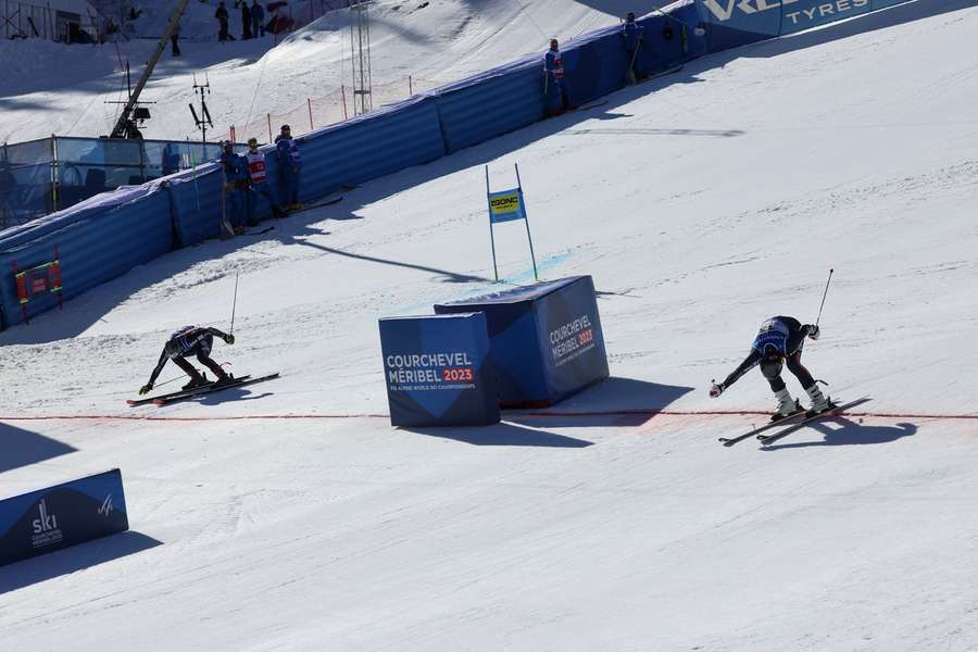 Tvibergová (vpravo) projíždí cílem paralelního závodu na mistrovství světa.