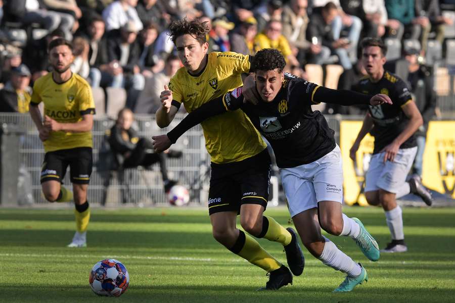 Sami Ouaissa in actie voor Roda JC (R)