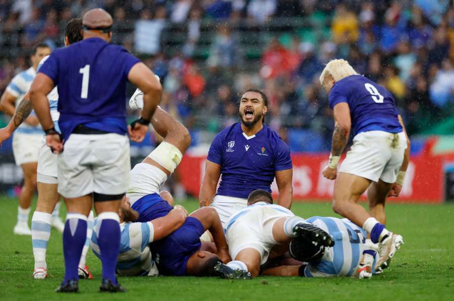 Samoa struggled with handling errors in the rain in St Etienne