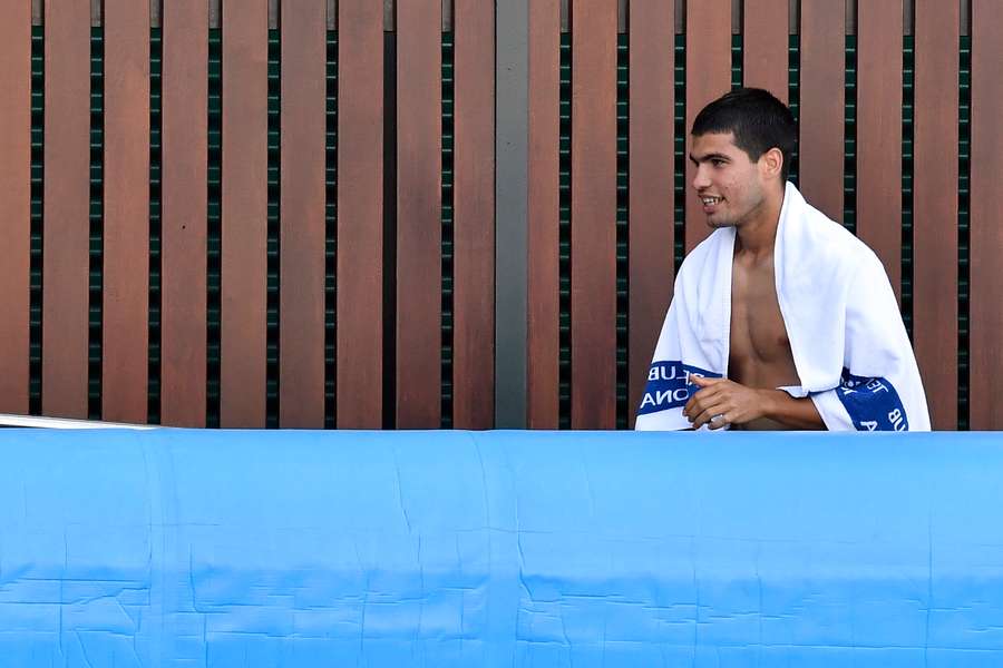 Alcaraz après son plongeon dans la piscine barcelonaise.