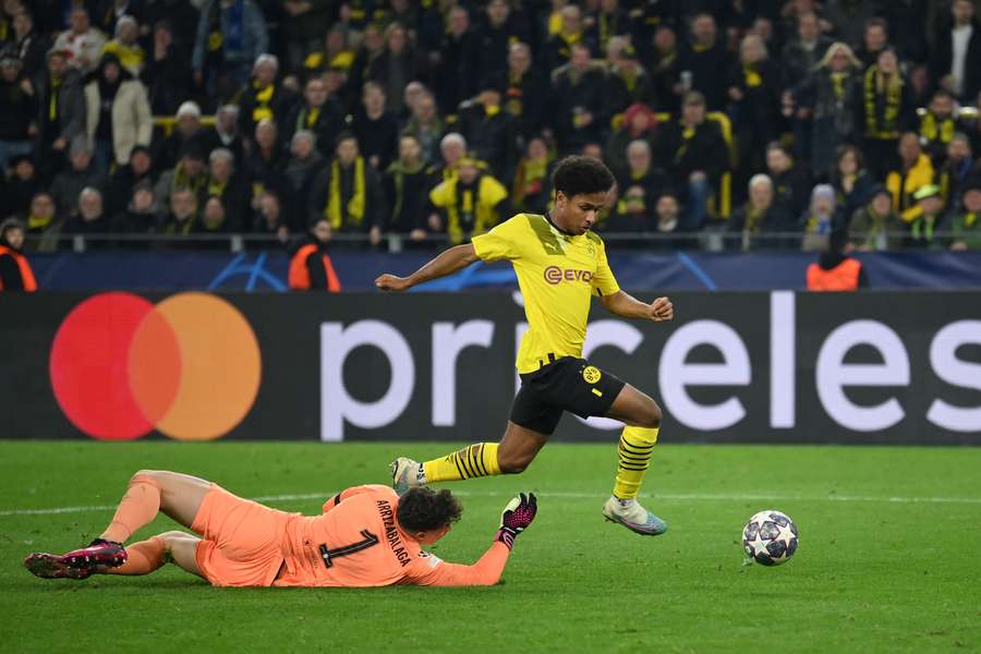 Domácí Karim Adeyemi  obešel i Kepu Arrizabalagu a dal jediný gól zápasu Dortmund – Chelsea.