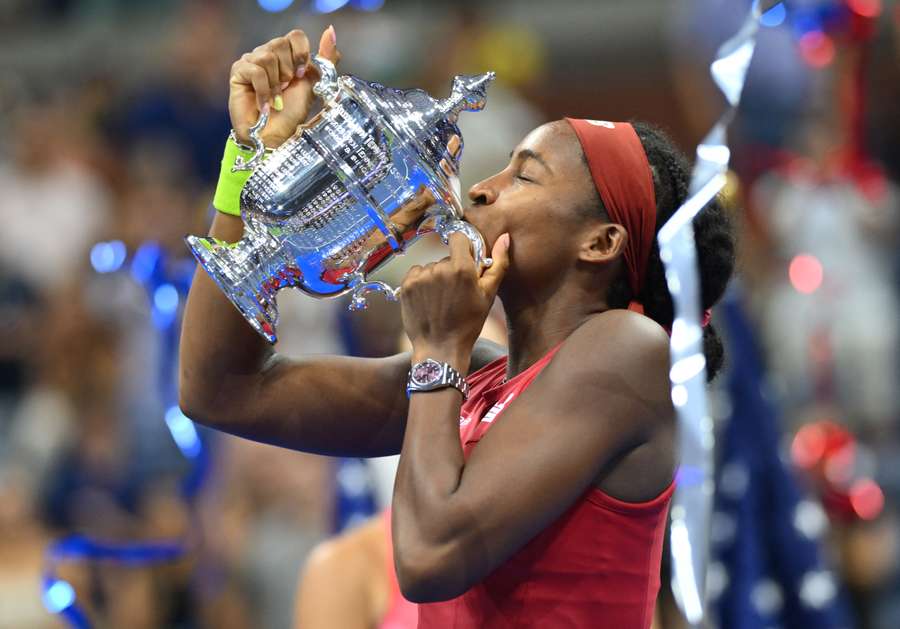 Coco Gauff kissing the US Open trophy