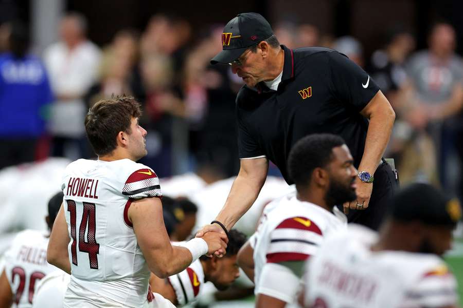QB Sam Howell en coach Ron Rivera van Washington QB Sam Howell en coach Ron Rivera van Washington