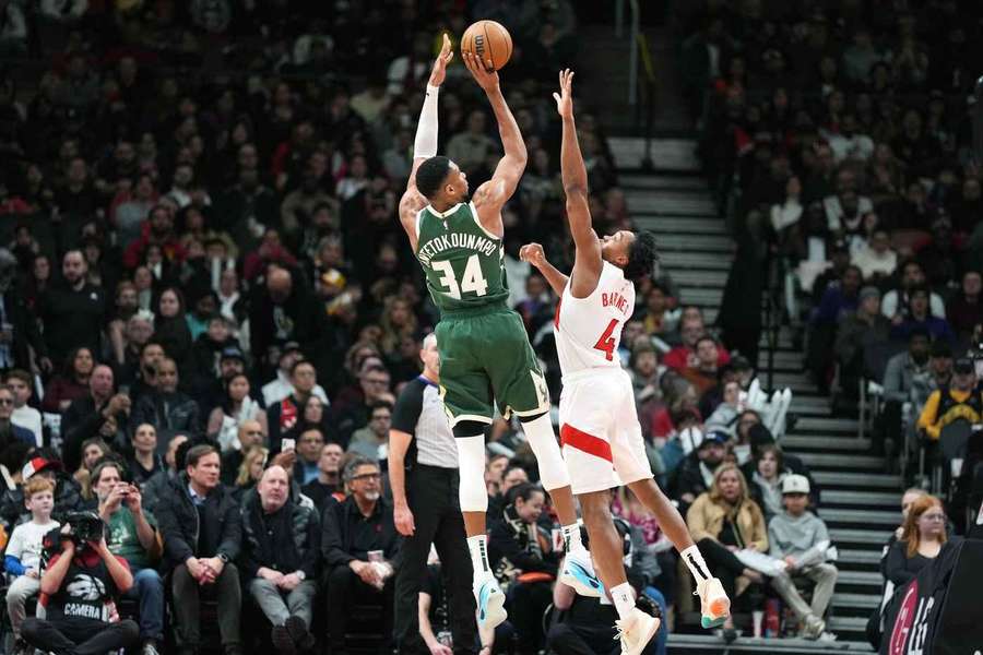 Antetokounmpo contribuyó al triunfo de los Bucks.