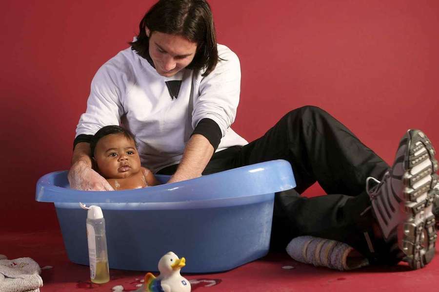 Leo Messi, en 2007, bañando a Lamine Yamal