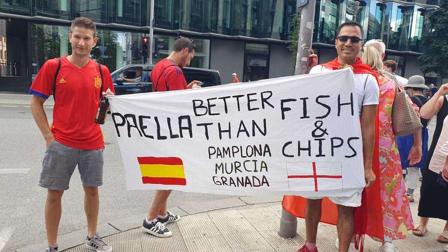 Spanische Fans stellen vor dem EM-Finale die Rangordnung der Kulinarik klar.