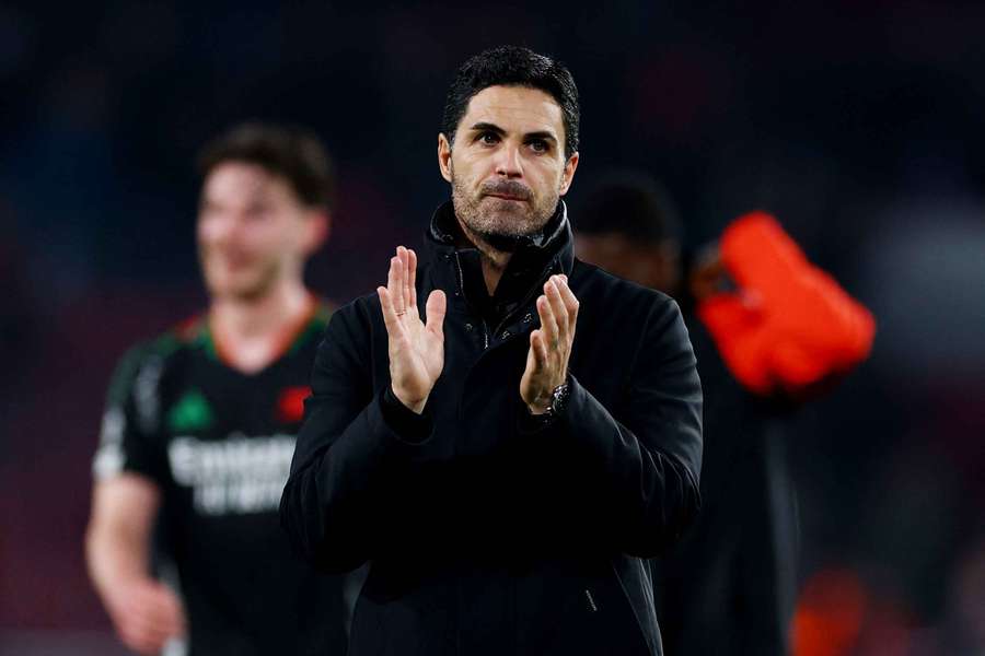 Arteta applauds the fans